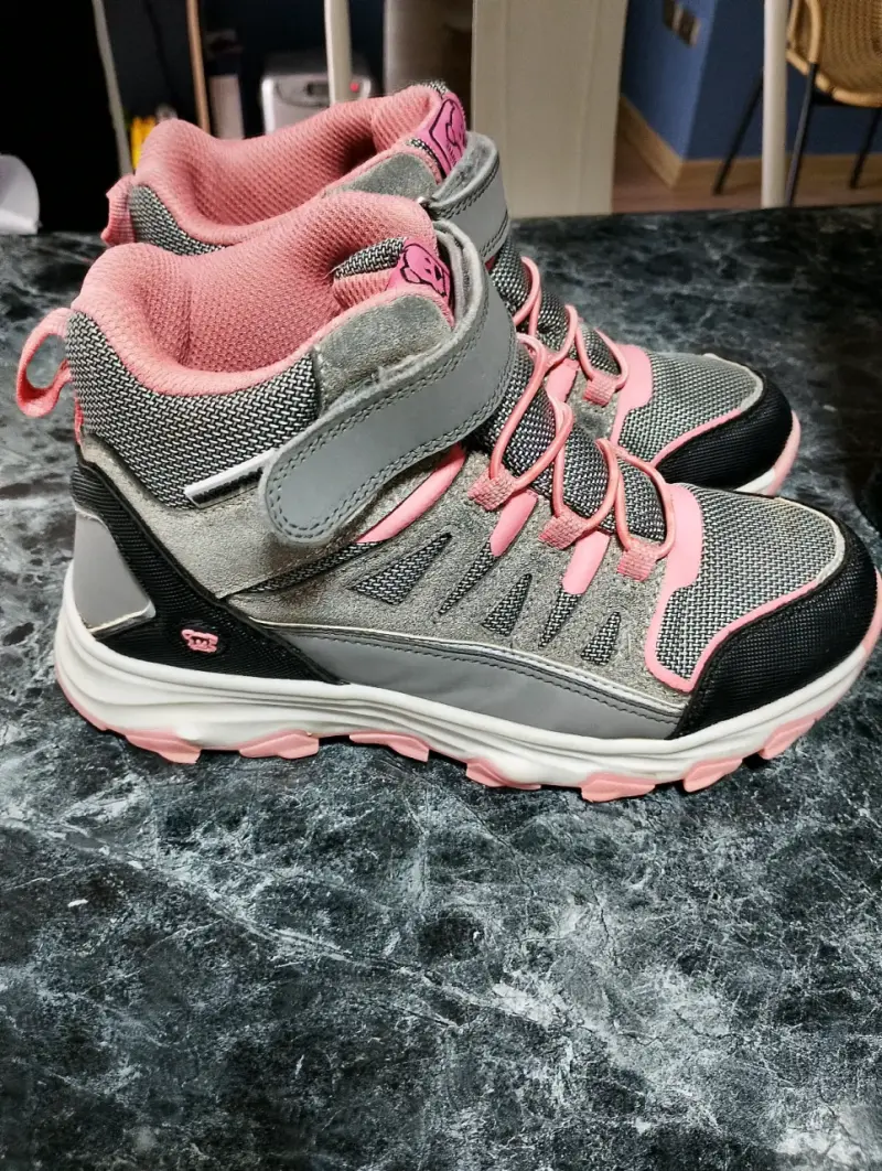 Zapatillas deportivas infantiles grises y rosadas - 2