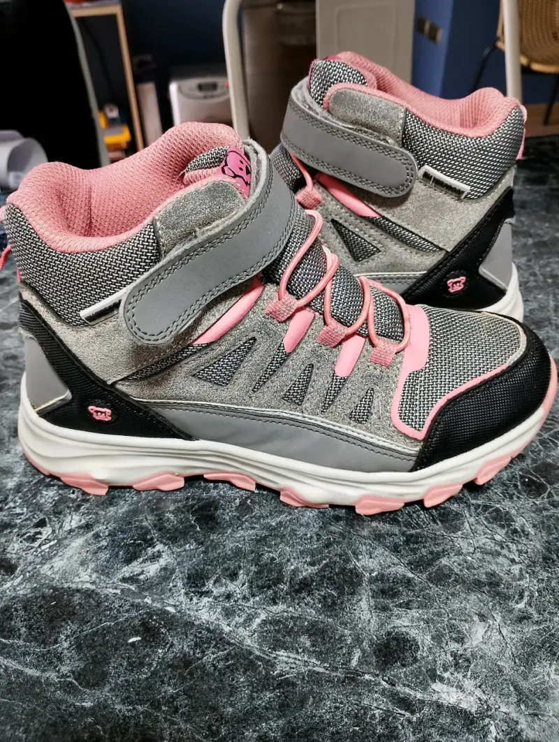 Zapatillas deportivas infantiles grises y rosadas - 3