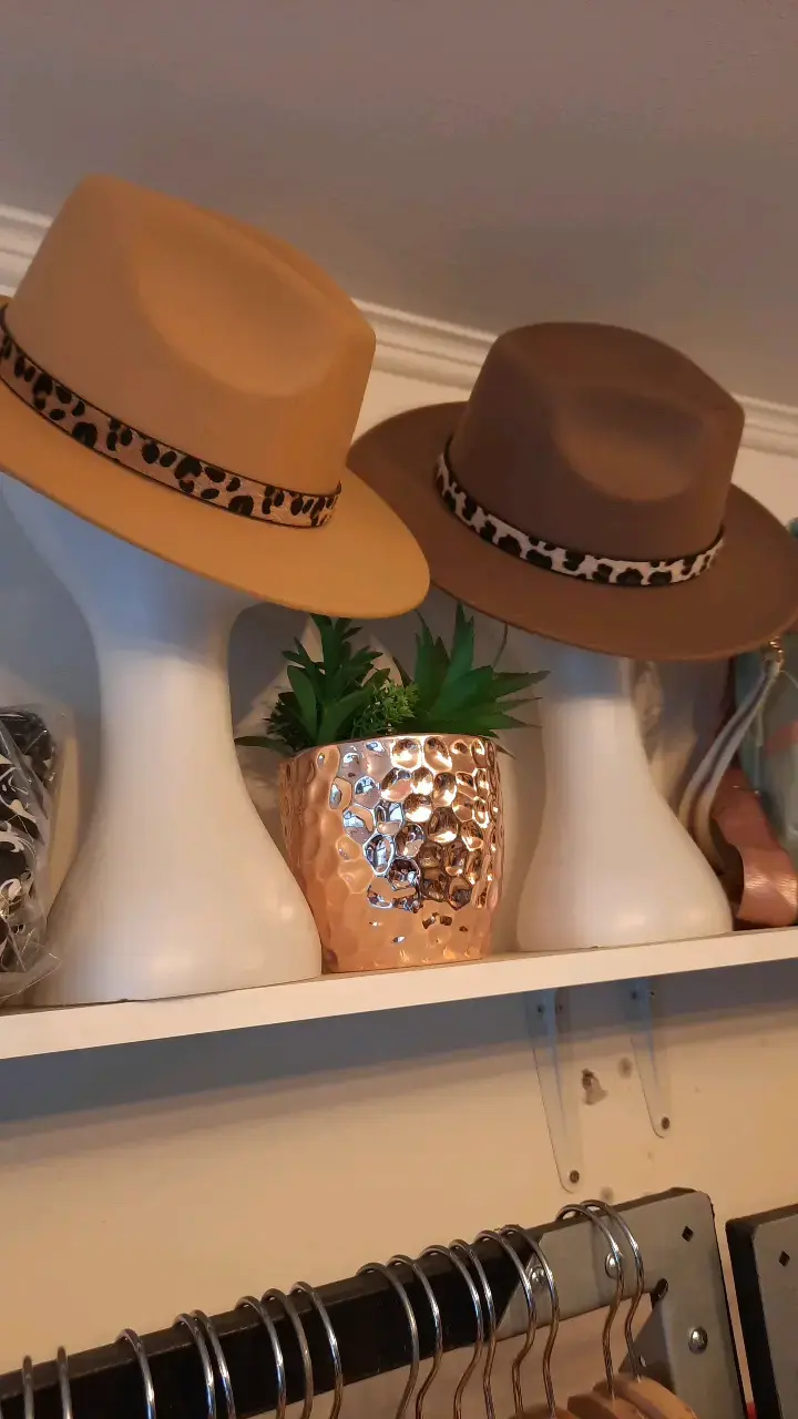 Sombreros de fieltro con cinta animal print