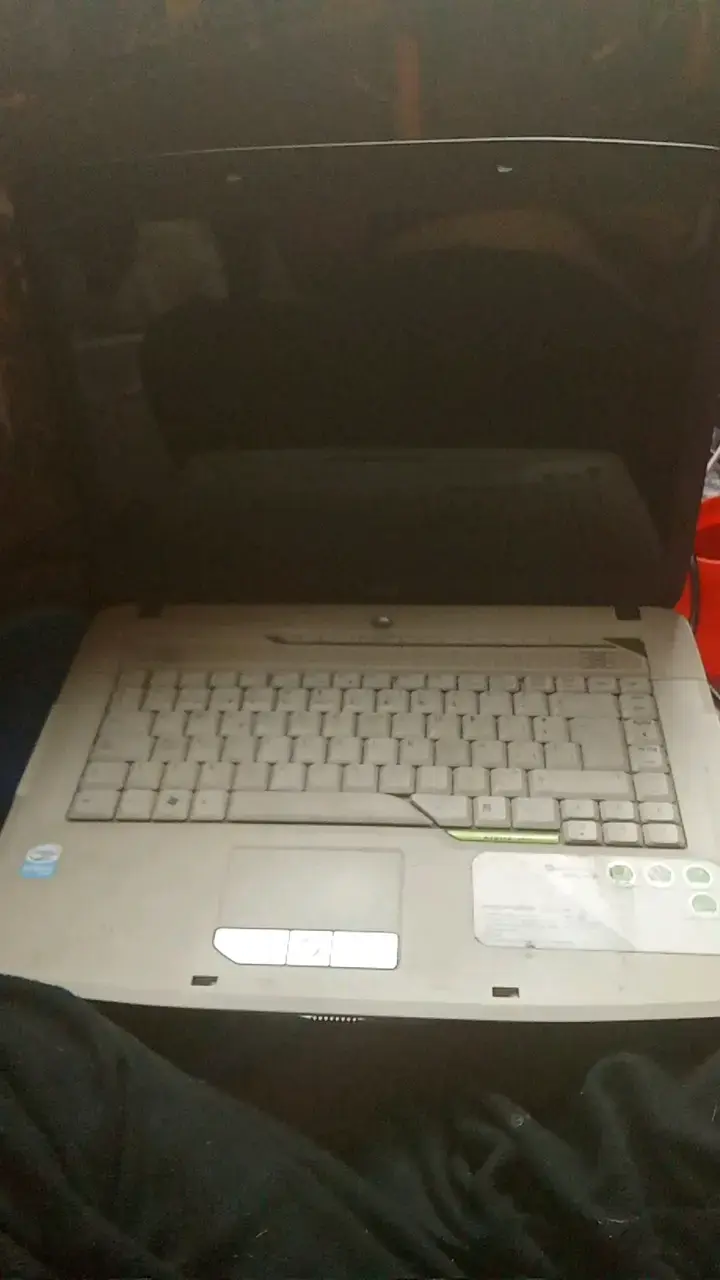 Laptop Acer con Intel en buen estado - 1