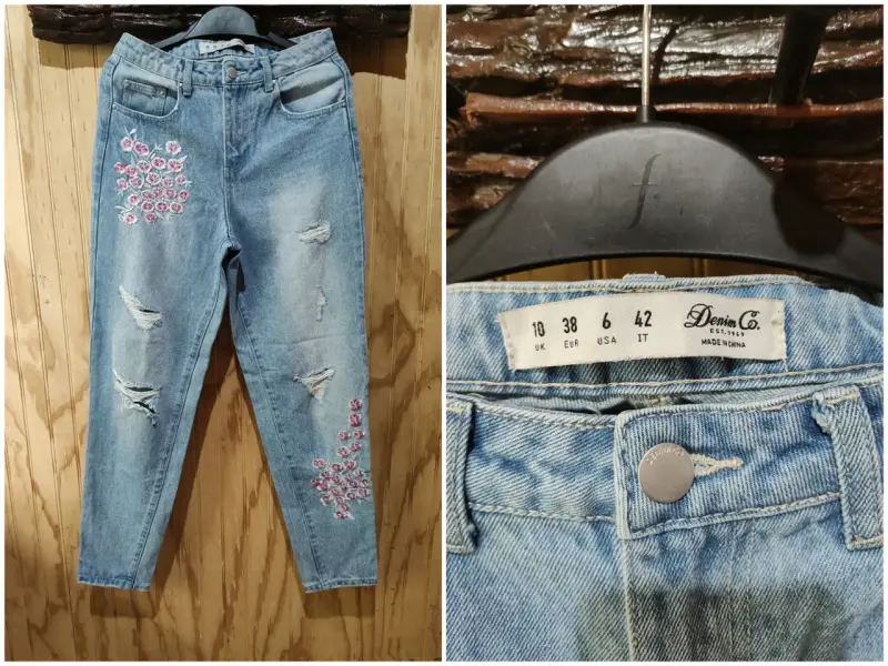 Jeans Denim Co. con bordado floral y rasgados
