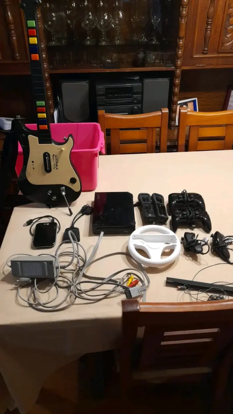 Consola Nintendo Wii con accesorios y guitarra