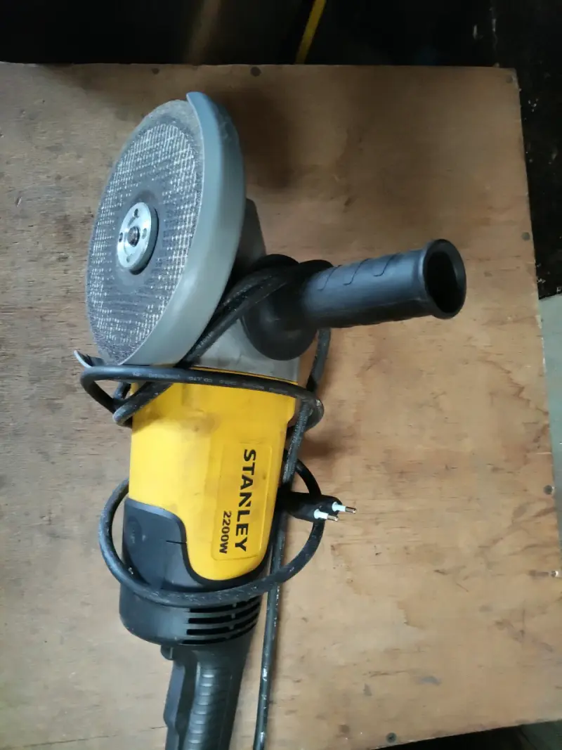 Esmeril angular Stanley 2200W en buen estado - 1