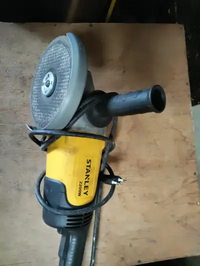 Esmeril angular Stanley 2200W en buen estado - miniatura 1