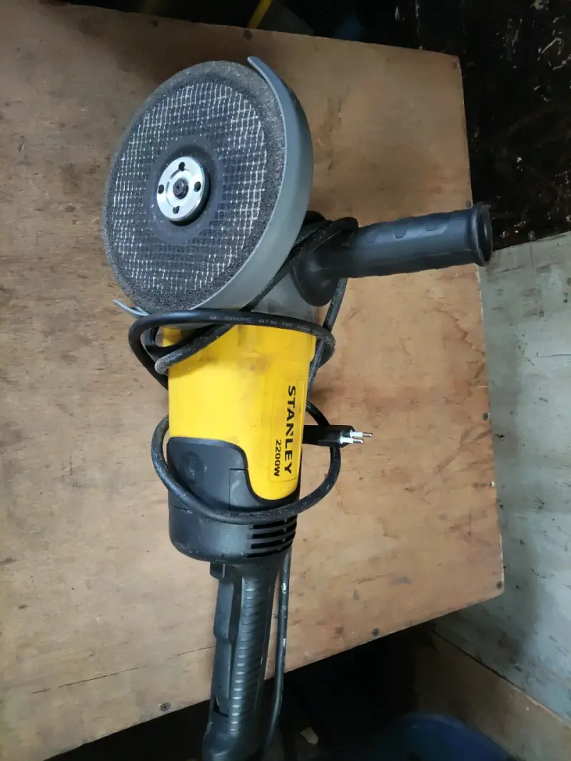 Esmeril angular Stanley 2200W en buen estado - 2