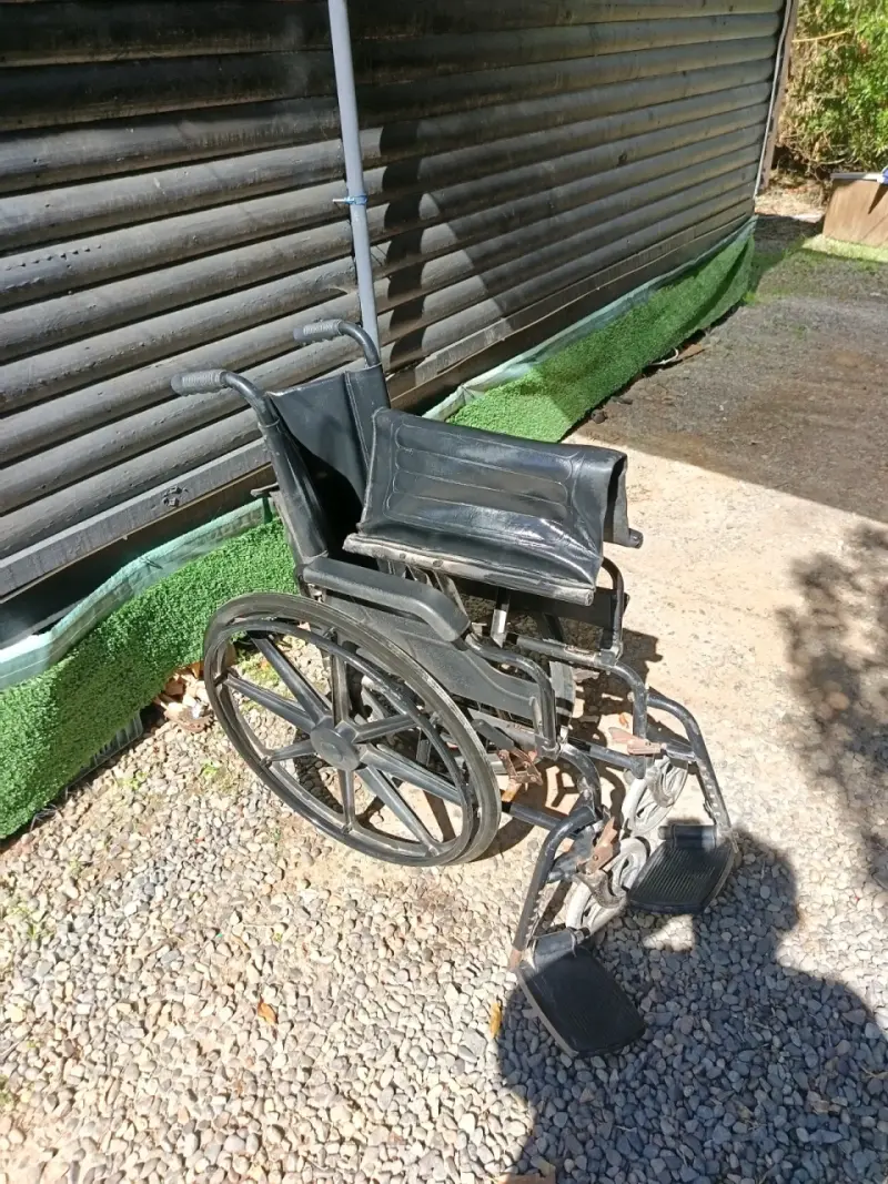 Silla de ruedas plegable negra en buen estado - 1