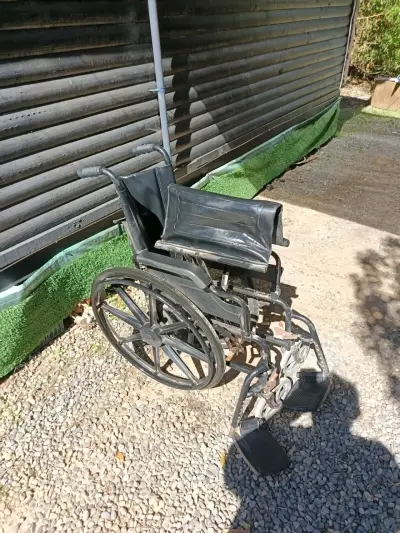 Silla de ruedas plegable negra en buen estado - miniatura 1
