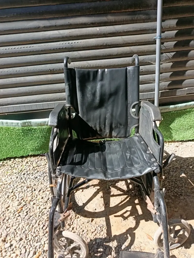 Silla de ruedas plegable negra en buen estado - 2