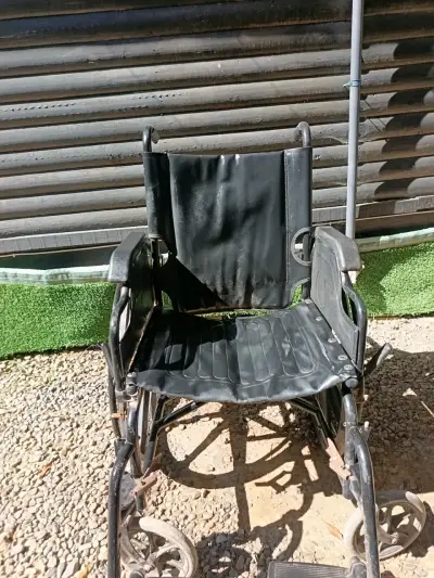 Silla de ruedas plegable negra en buen estado - miniatura 2