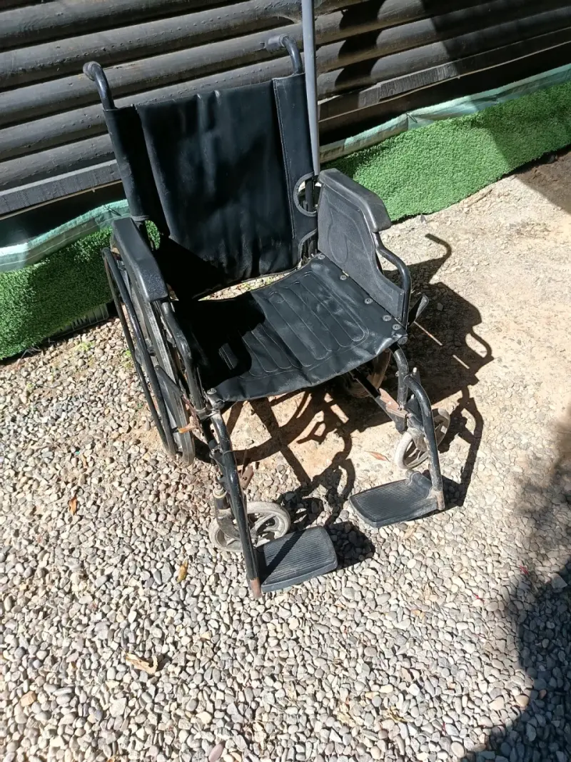 Silla de ruedas plegable negra en buen estado - 3