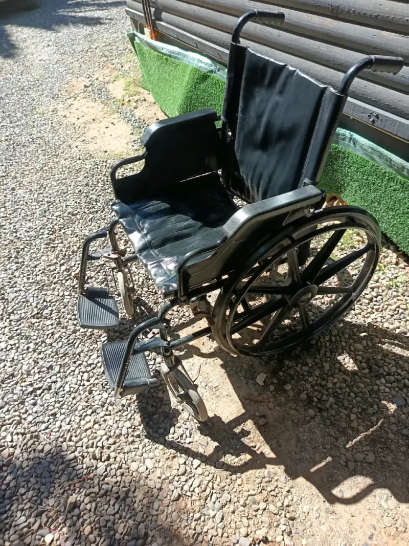 Silla de ruedas plegable negra en buen estado - 4