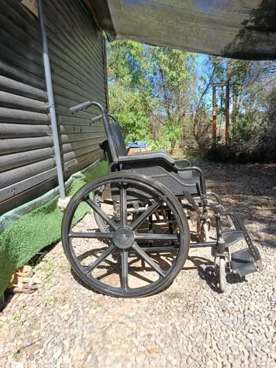 Silla de ruedas plegable negra en buen estado - miniatura 5