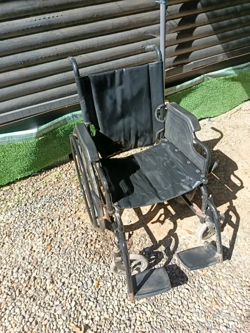 Silla de ruedas plegable negra en buen estado - 6