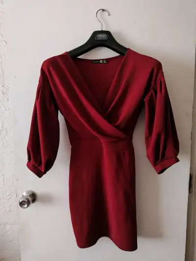 Vestido corto burdeos con mangas abullonadas - miniatura 2