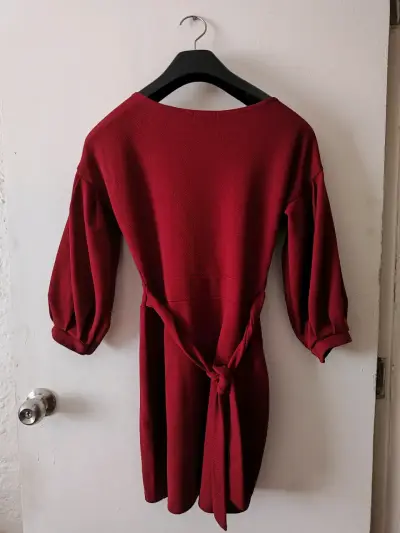 Vestido corto burdeos con mangas abullonadas - miniatura 3