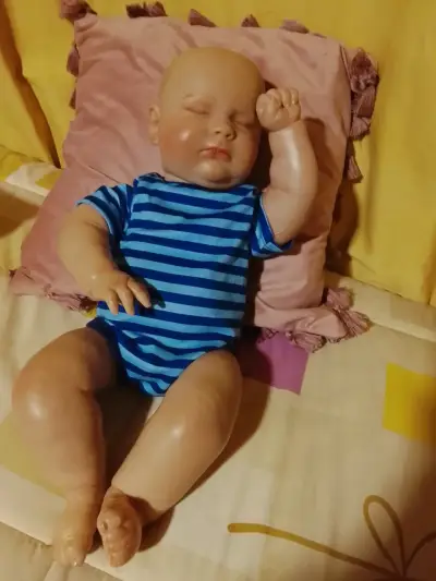 Muñeco bebé realista con ropa a rayas - miniatura 2