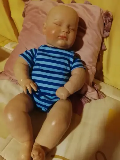 Muñeco bebé realista con ropa a rayas - miniatura 3