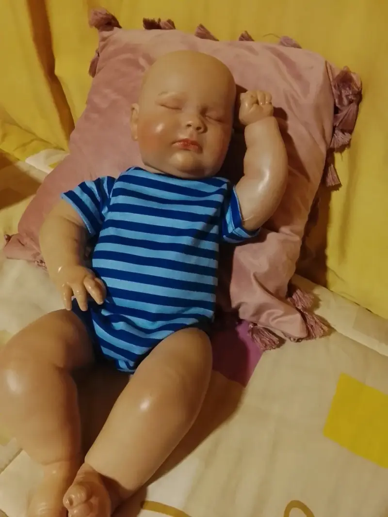 Muñeco bebé realista con ropa a rayas - 4