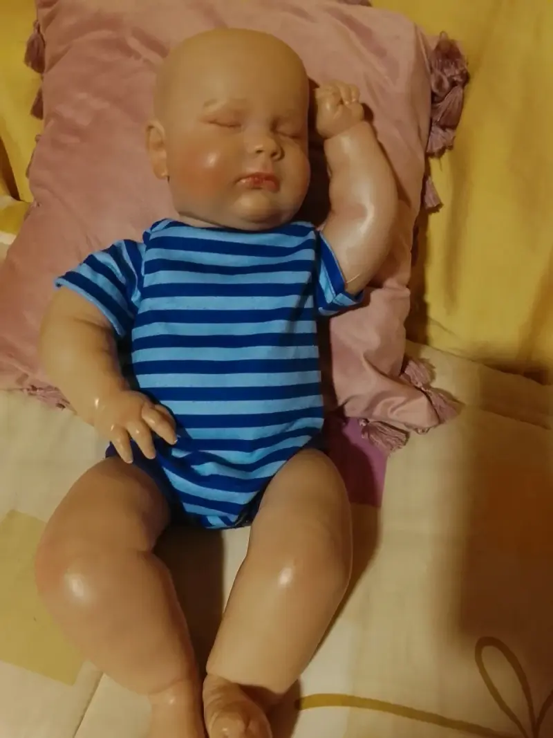 Muñeco bebé realista con ropa a rayas - 5