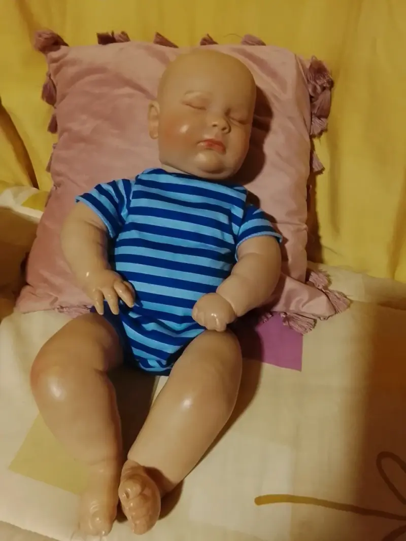 Muñeco bebé realista con ropa a rayas - 6