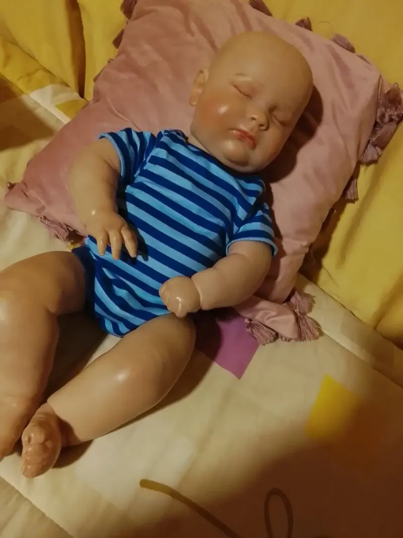 Muñeco bebé realista con ropa a rayas - 8