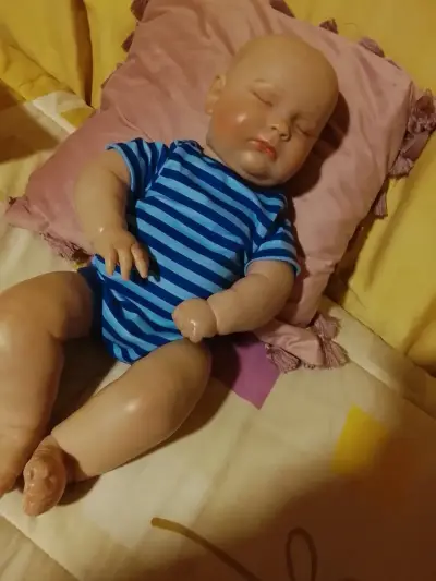 Muñeco bebé realista con ropa a rayas - miniatura 8