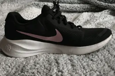 Zapatillas deportivas negras Nike para mujer - miniatura 1