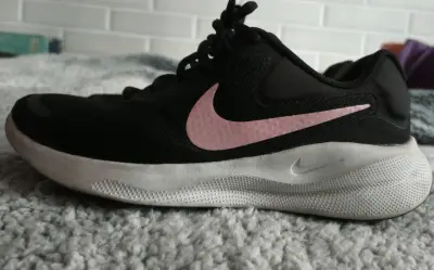 Zapatillas deportivas negras Nike para mujer - miniatura 2