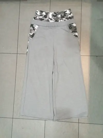 Conjunto deportivo gris con camuflaje unisex - miniatura 2