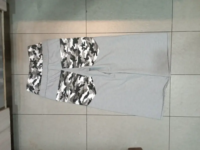 Conjunto deportivo gris con camuflaje unisex - 3