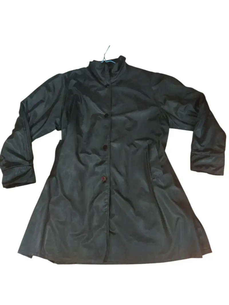 Abrigo negro impermeable para mujer - 1