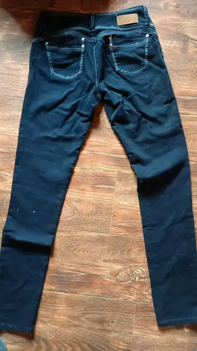 Jeans ajustados azul oscuro para mujer - miniatura 2