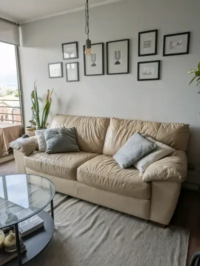 Sofá de cuero beige en buen estado - miniatura 1