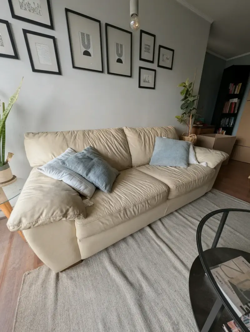 Sofá de cuero beige en buen estado - 2