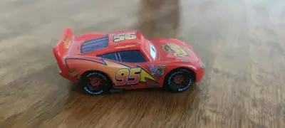 Auto de juguete Rayo McQueen Cars rojo - miniatura 1
