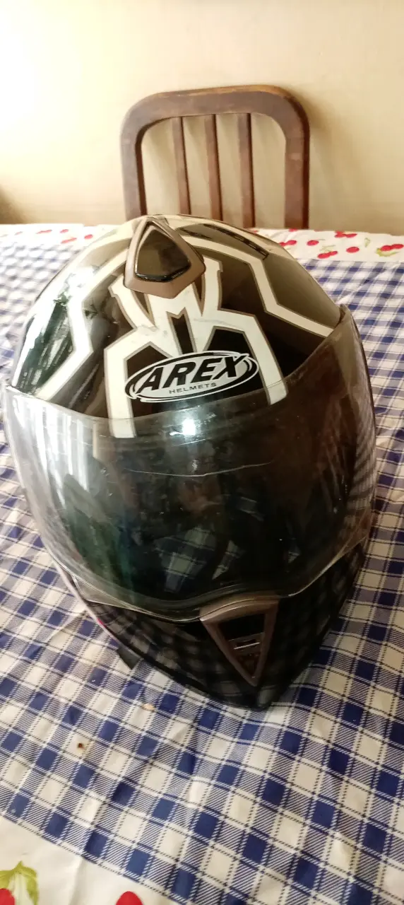 Casco de moto negro con diseño Arex - 2
