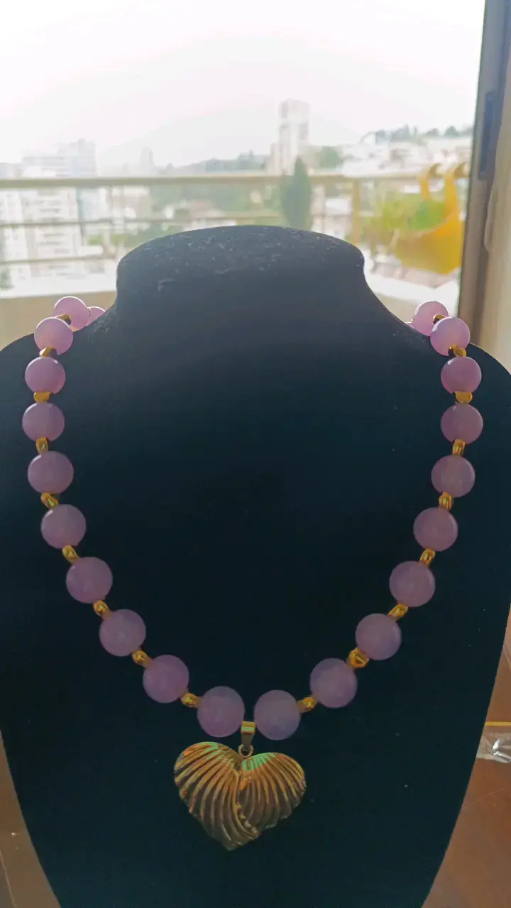 Collar de cuentas moradas con dije de corazón