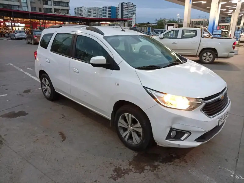 Chevrolet Spin 2021 automático 7 Pasajeros poco KM - 3