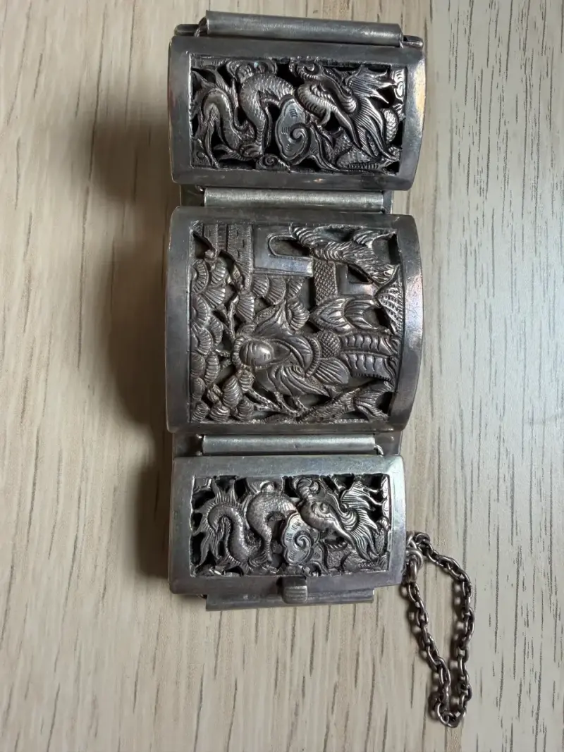 Pulsera antigua de plata con grabados de dragón - 1