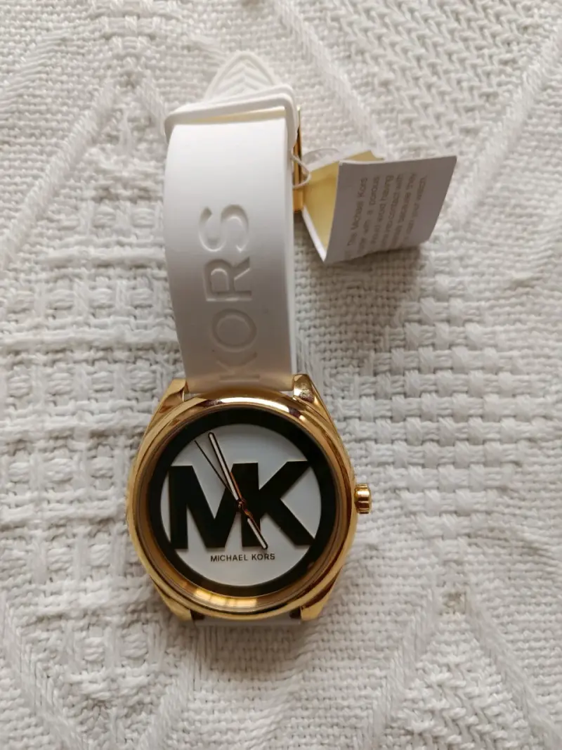 Reloj Michael Kors dorado con correa blanca - 1