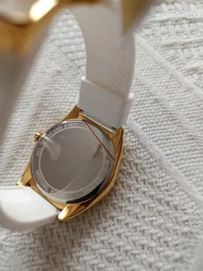 Reloj Michael Kors dorado con correa blanca - miniatura 4