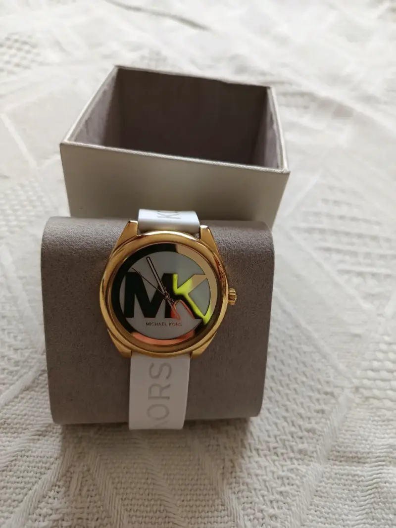 Reloj Michael Kors dorado con correa blanca - 5