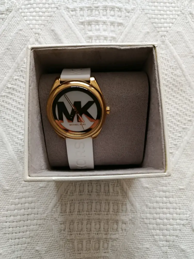 Reloj Michael Kors dorado con correa blanca - 6