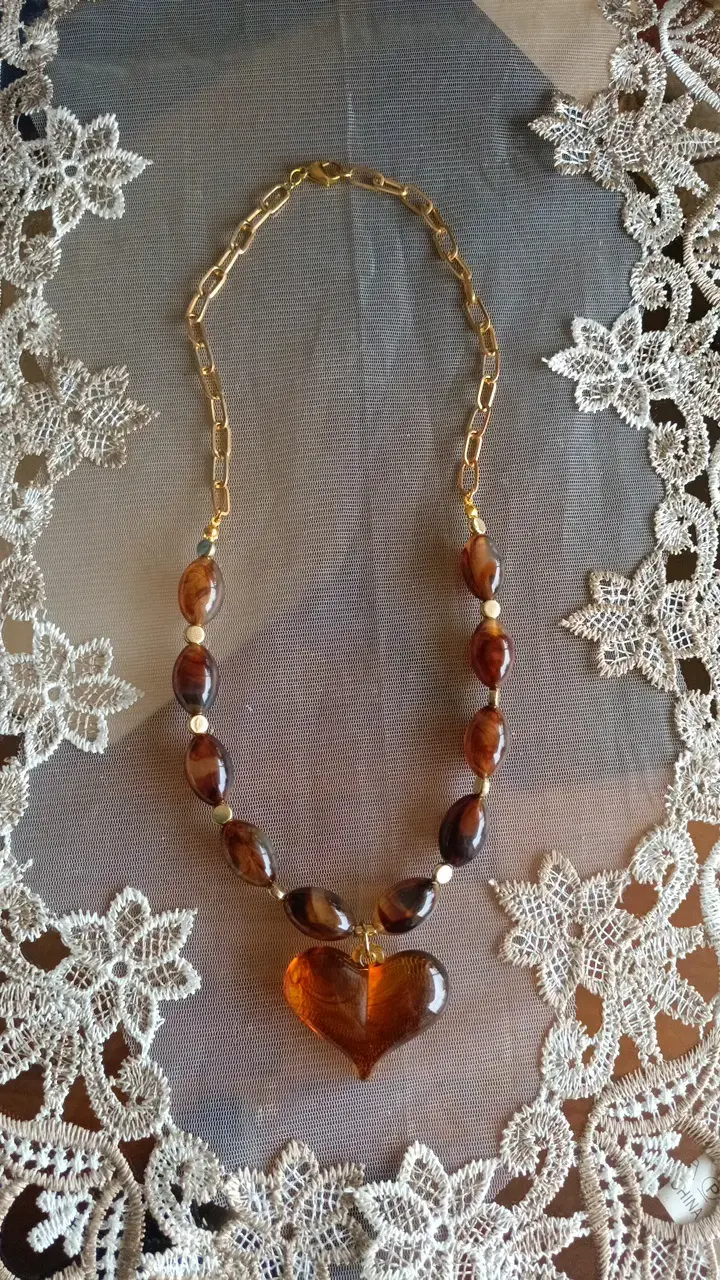 Collar de cuentas marrones con colgante de corazón - 1