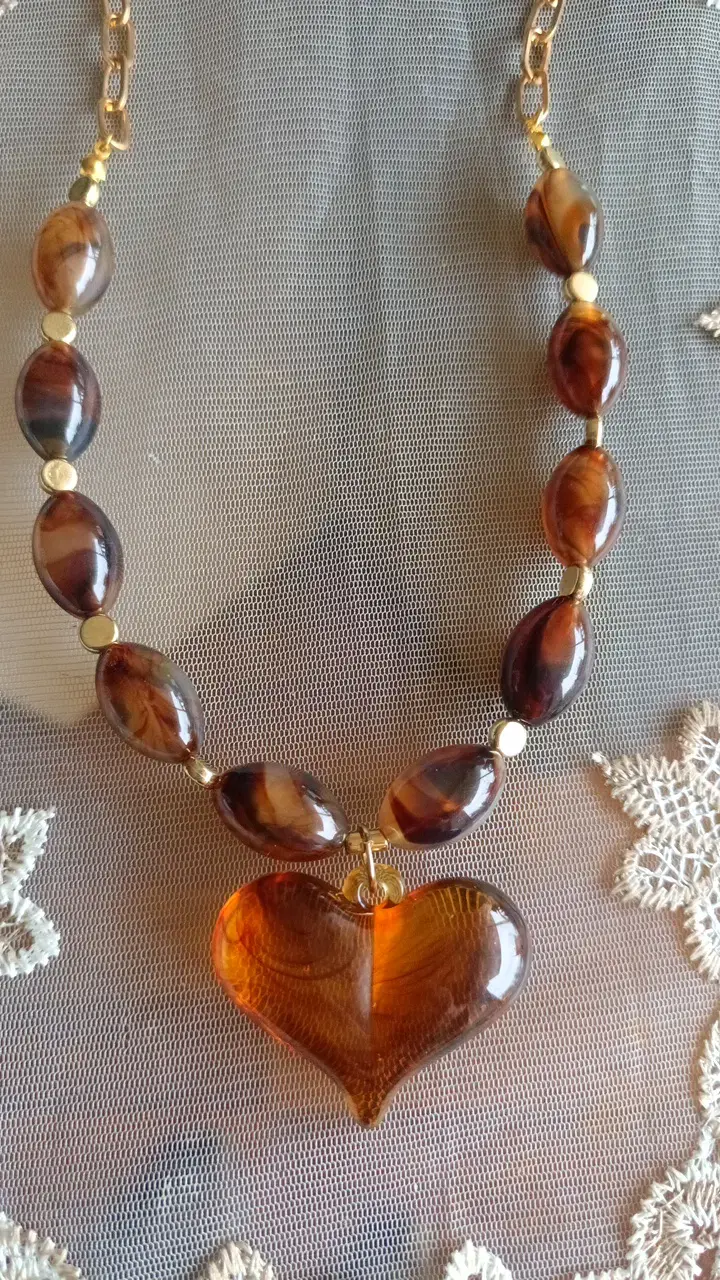 Collar de cuentas marrones con colgante de corazón - 2