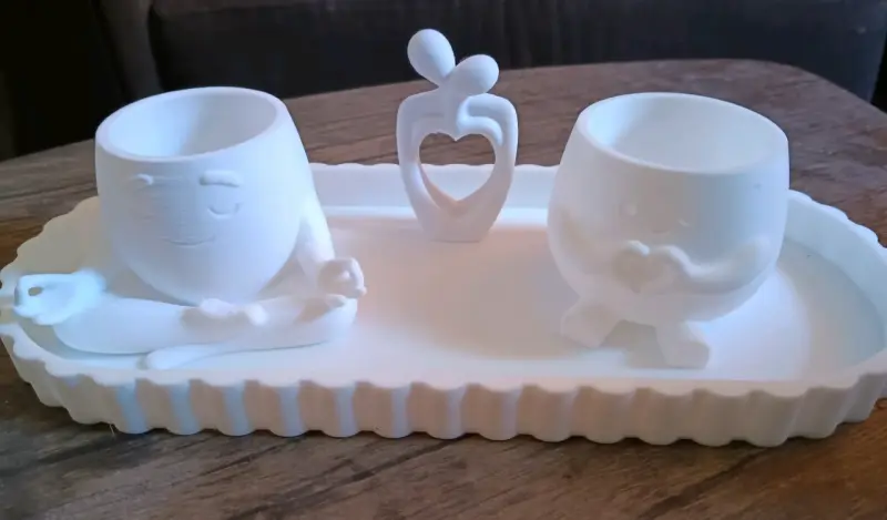 Bandeja 17cm+👩🏼❤️👨🏼+Set de macetas decorativas blancas - 2