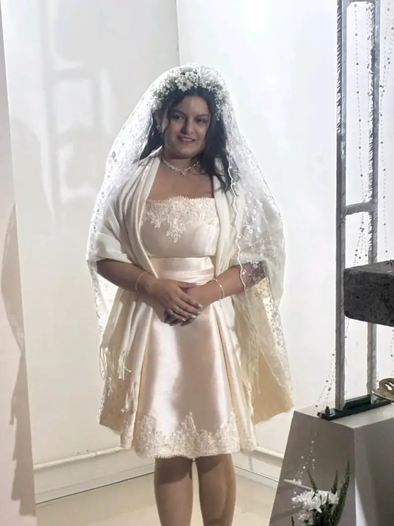 Vestido de novia corto con encaje color Crema - 3