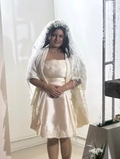 Vestido de novia corto con encaje color Crema - miniatura 3