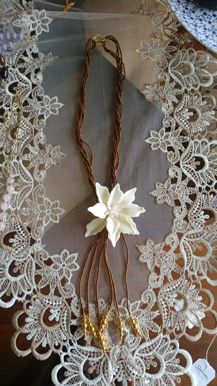 Collar artesanal con flor de plastico - 1