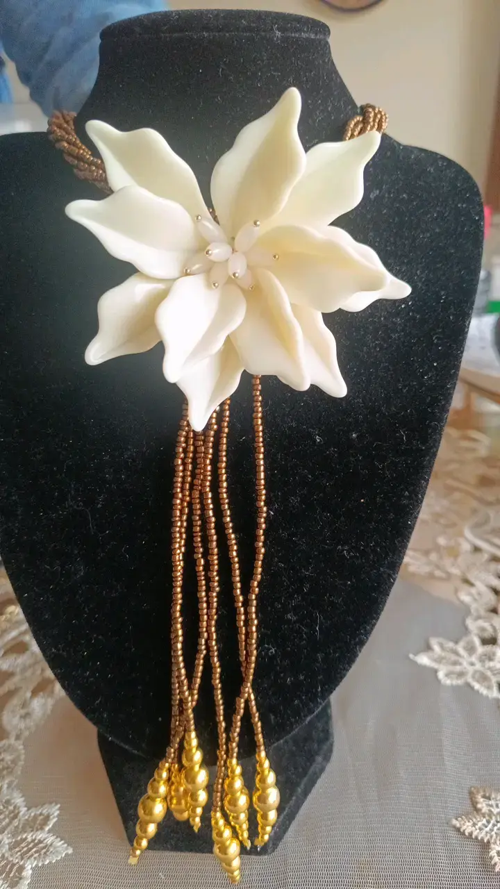 Collar artesanal con flor de plastico - 2